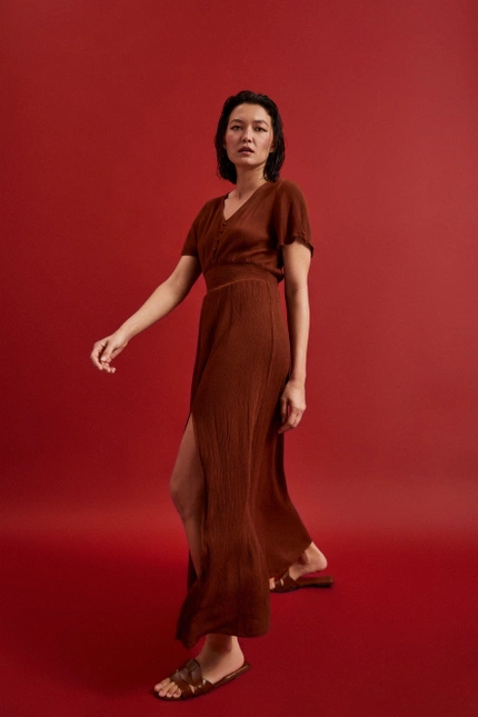 Wiskozowa sukienka z gumą w pasie brązowa