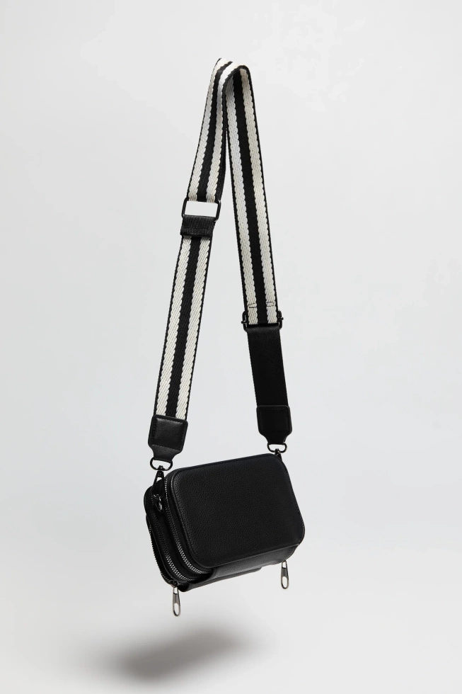 Torebka na szerokim pasku czarna