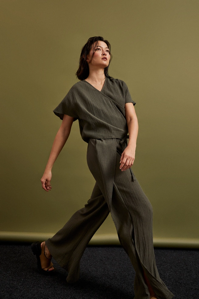 Koszula z dekoltem w serek i krótkimi rękawami oliwkowa