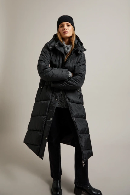 Długa pikowana kurtka z kapturem czarna