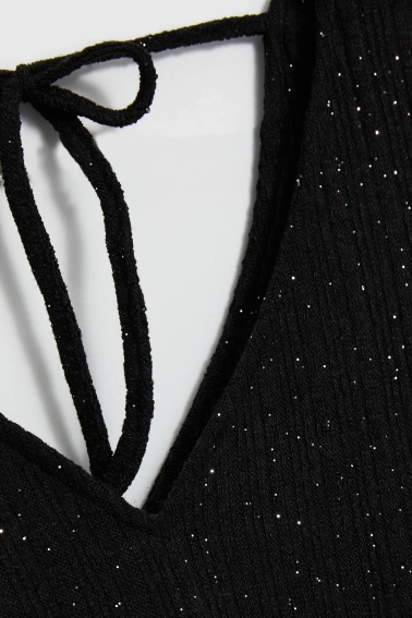 Błyszcząca bluzka z wiązaniem na plecach czarna