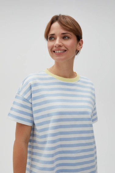 Bawełniana bluza w paski z krótkimi rękawami błękitna 