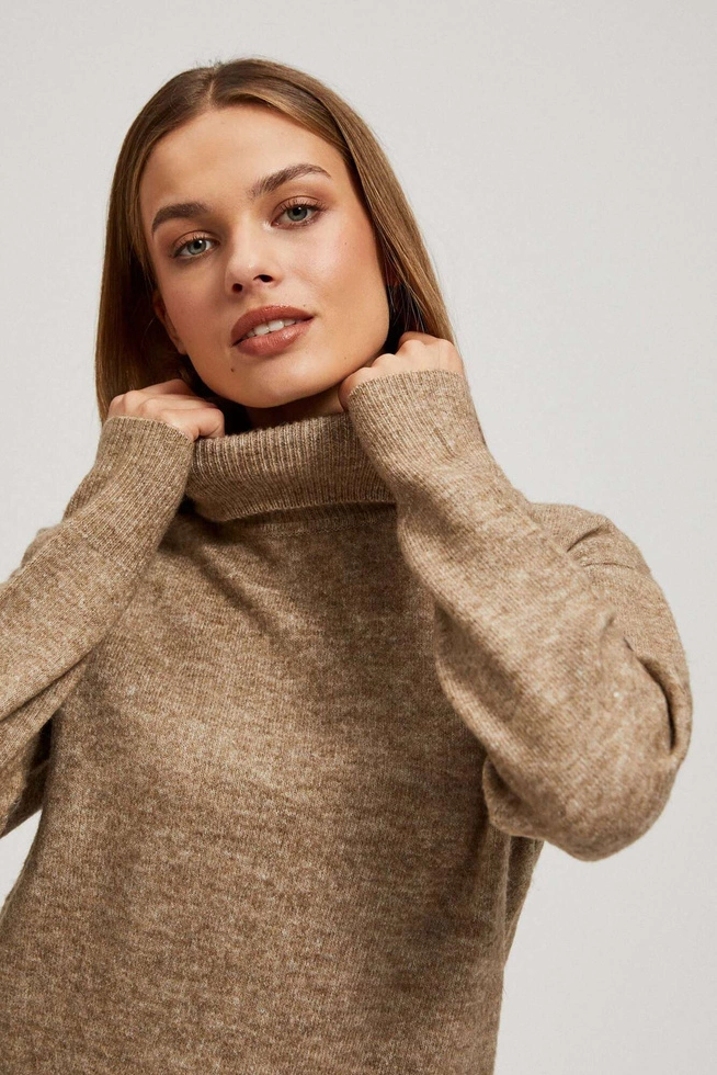 Sweter z golfem beżowy