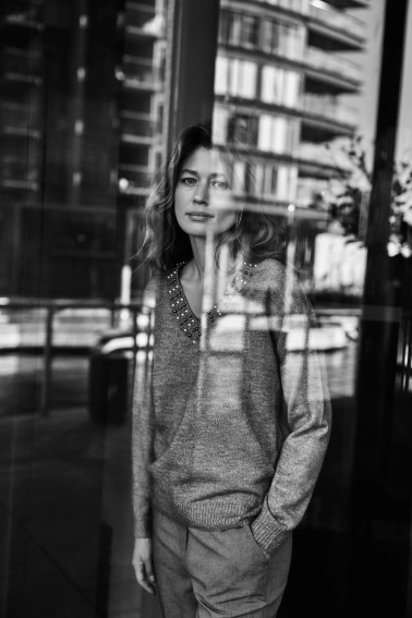 Sweter z ozdobnym dekoltem brązowy