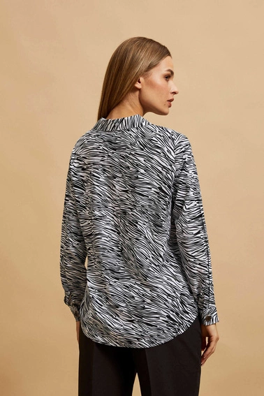 Koszula z dekoltem w serek czarno-biała