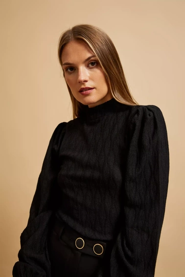 Bluzka z półgolfem i bufiastymi rękawami czarna