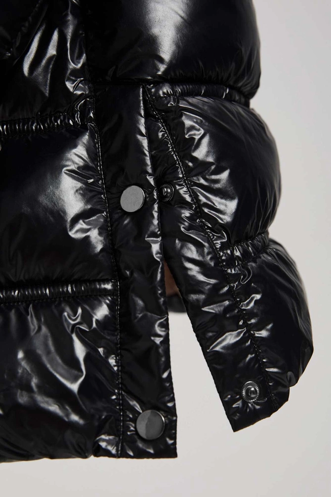 Krótka pikowana czarna kurtka z kapturem