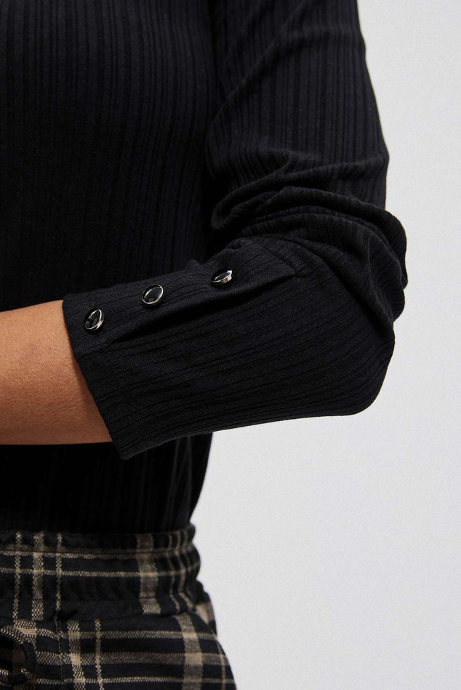 Bluzka z prążkowanej dzianiny z półgolfem czarna