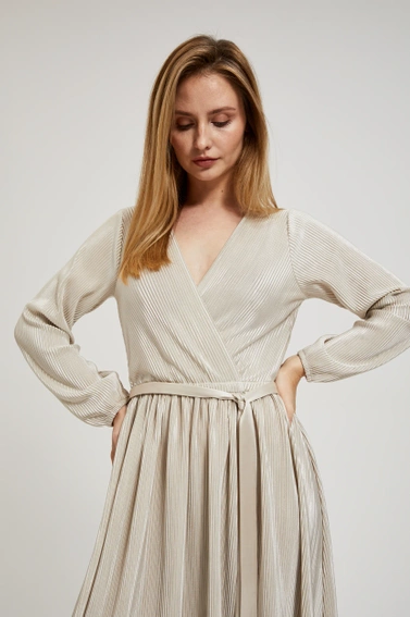 Prążkowana sukienka z związaniem w talii beżowa