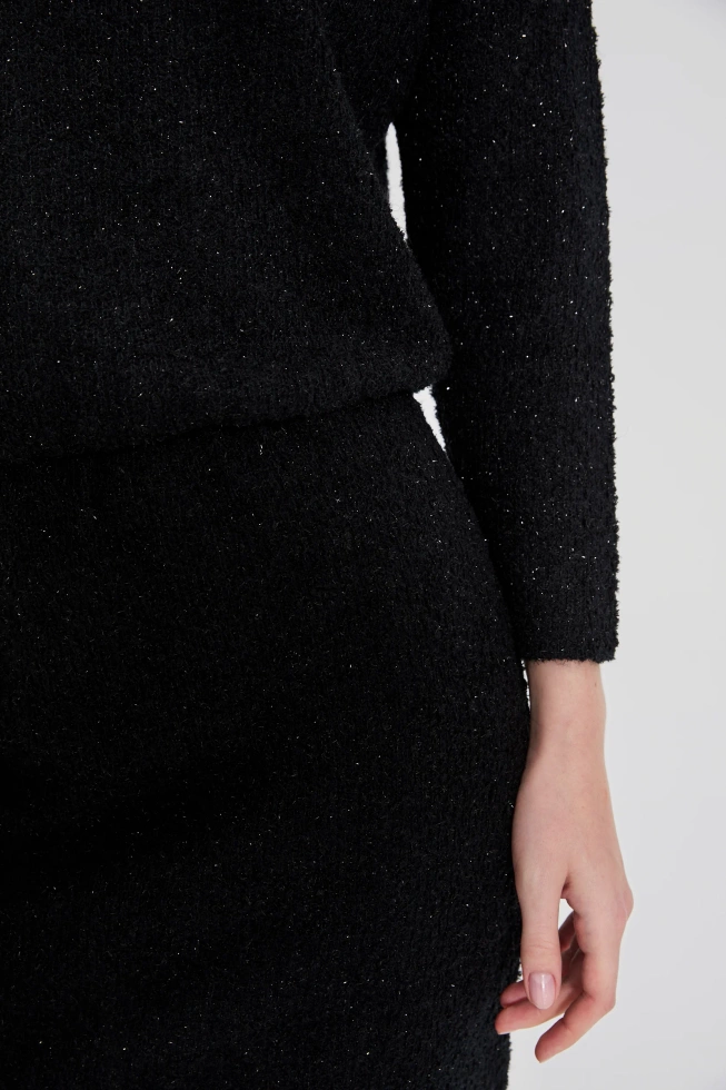 Sukienka ozdobiona błyszczącą nitką czarna