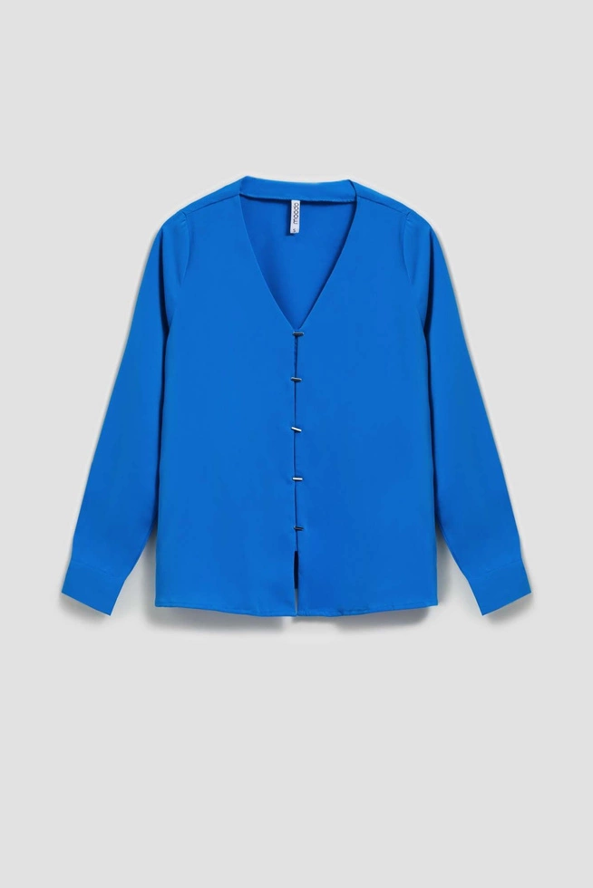 Koszula z dekoltem w serek i delikatnymi guzikami lazurowa