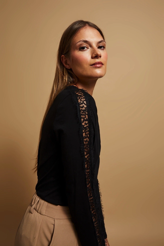 Bluzka z koronką na rękawach czarna