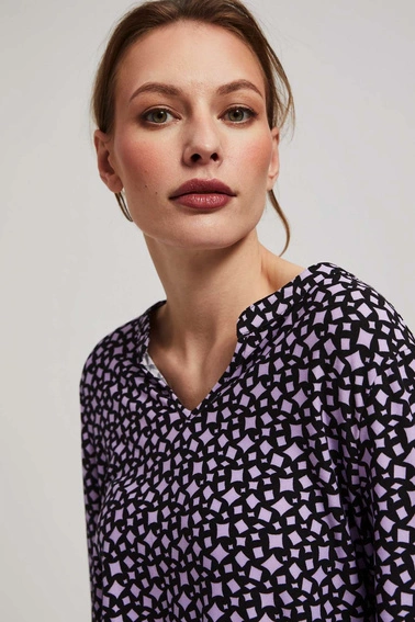 Wzorzysta bluzka z dekoltem w serek lawendowa