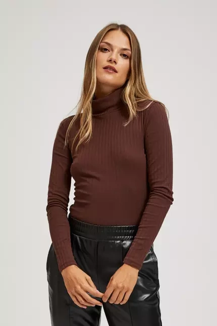 Prążkowana bluzka z golfem kasztanowa