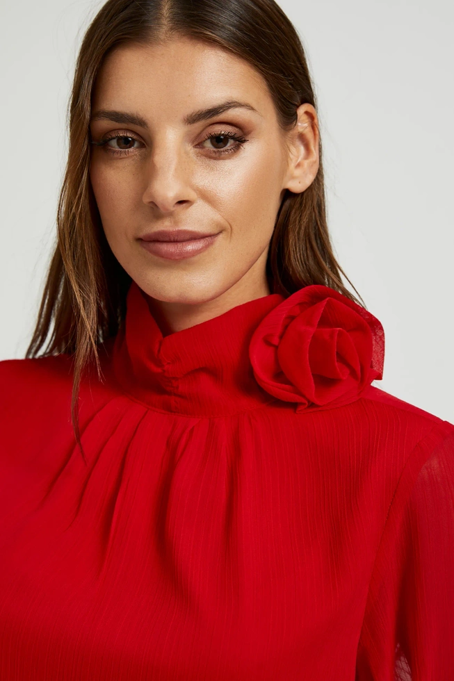 Elegancka koszula z ozdobną różą czerwona