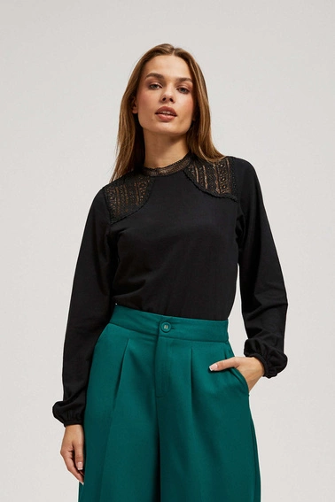 Bluzka ozdobną koronką