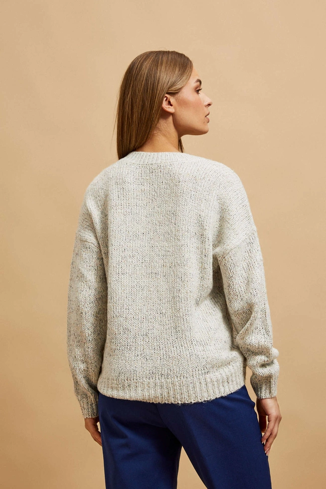 Sweter z dekoltem w serek i długimi rękawami perłowy