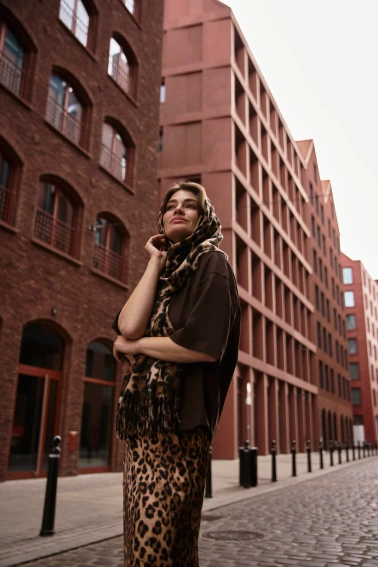 Szal w panterkę z frędzlami brązowy