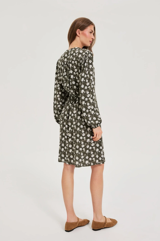 Rozkloszowana sukienka w kwiaty oliwkowa