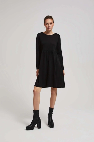 Sukienka z długimi rękawami i rozkloszowanym dołem czarna
