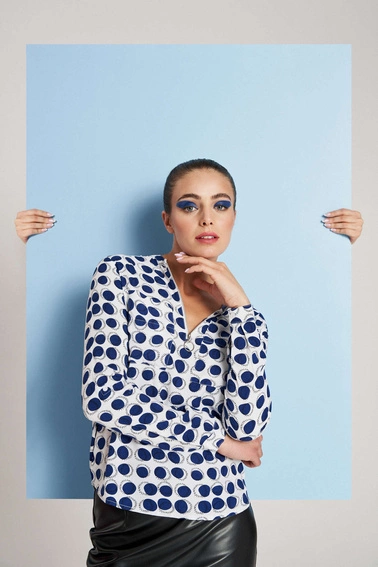 Ozdobna koszula w niebieskie kropki z zamkiem na dekolcie biała