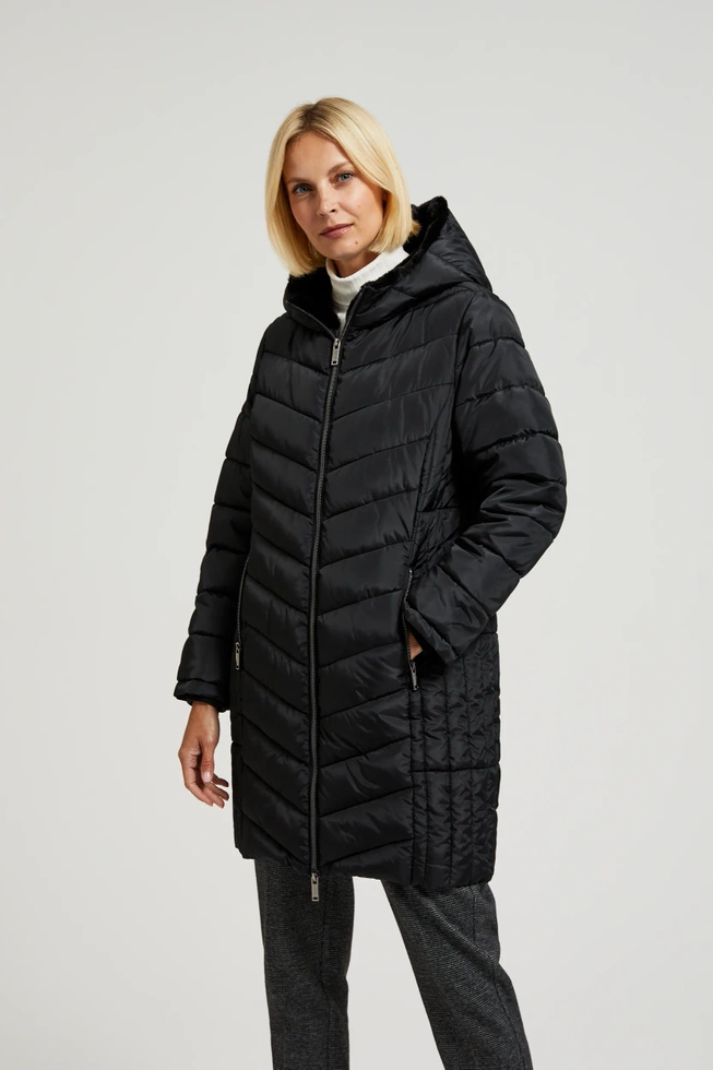 Pikowana kurtka z kapturem i zapinanymi kieszeniami czarna