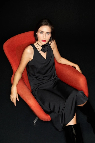 Gładka koszula z dekoltem w serek czarna