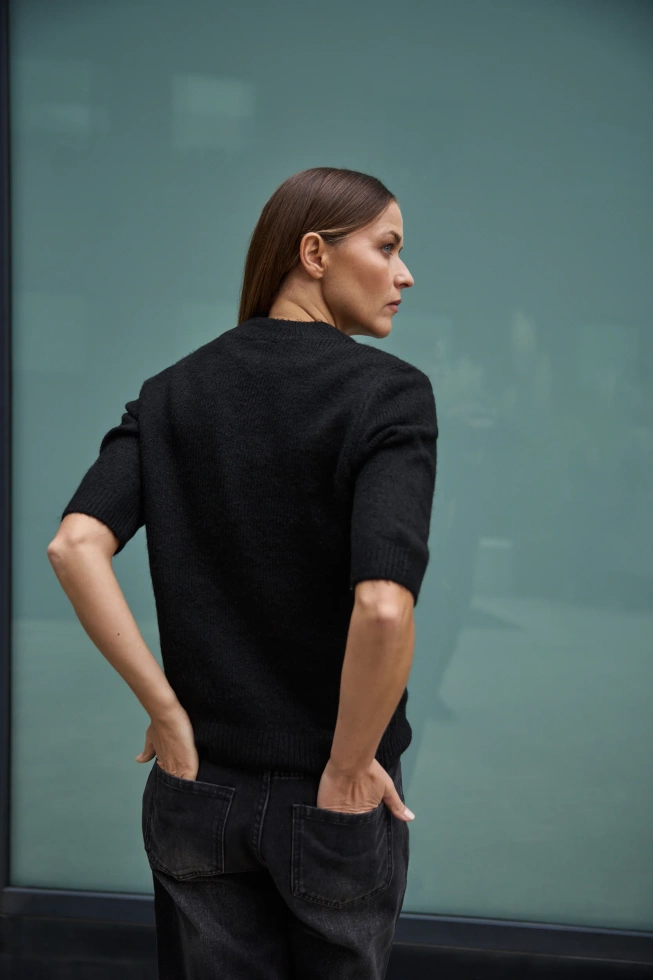 Sweter ozdobiony koralikami czarny