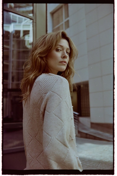 Sweter z ozdobiony koralikami beżowy