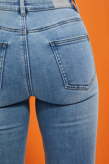 Jeansy z rozcięta nogawką