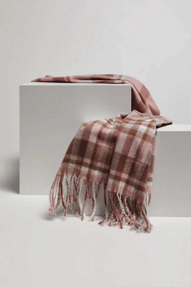 Szalik w kratę z frędzlami pudrowo-różowy