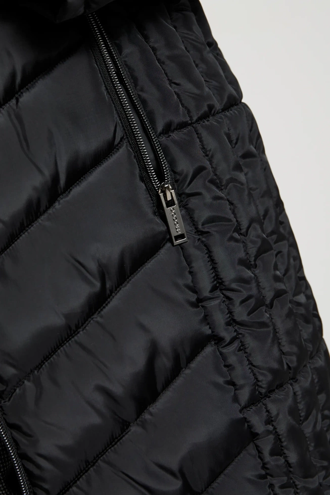 Pikowana kurtka z kapturem i zapinanymi kieszeniami czarna