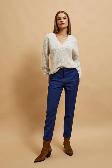 Sweter z dekoltem w serek i długimi rękawami perłowy