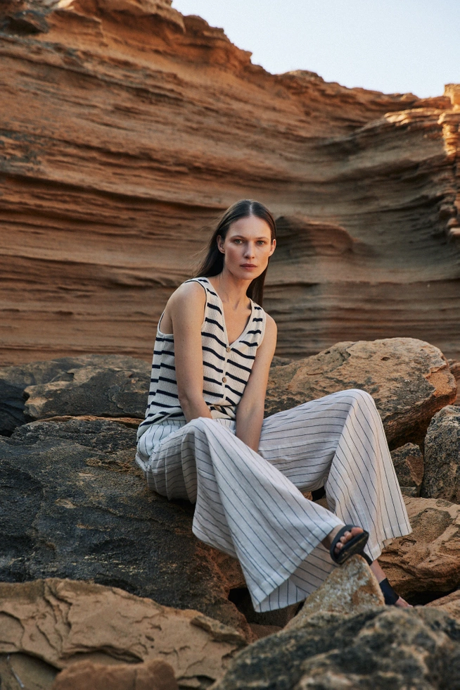 Bluzka w paski z dekoltem w serek i guzikami beżowa