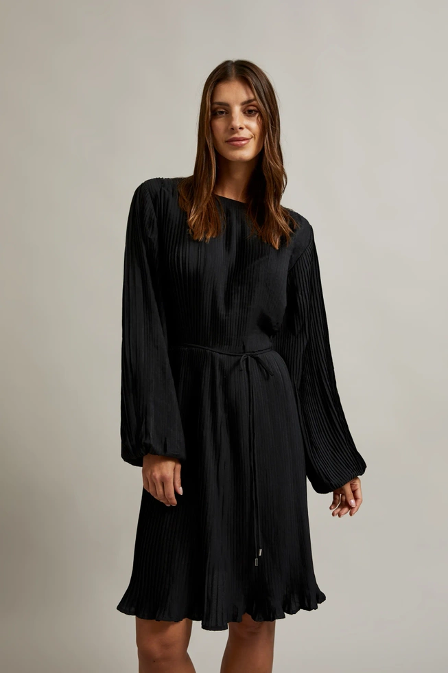 Plisowana sukienka z paskiem czarna