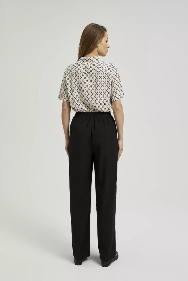 Gładkie spodnie z szerokimi nogawkami i wiązaniem w pasie czarne