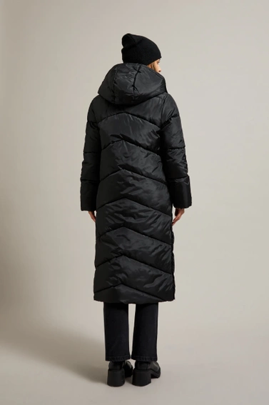 Długa pikowana kurtka z kapturem czarna 