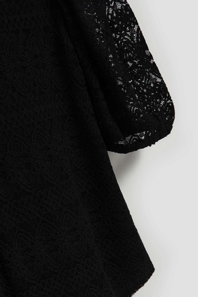 Koronkowa bluzka z bufiastymi rękawami czarna