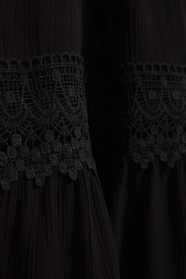 Sukienka boho z dekoltem w serek i koronką czarna