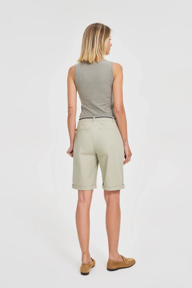 Bawełniane szorty z paskiem oliwkowe