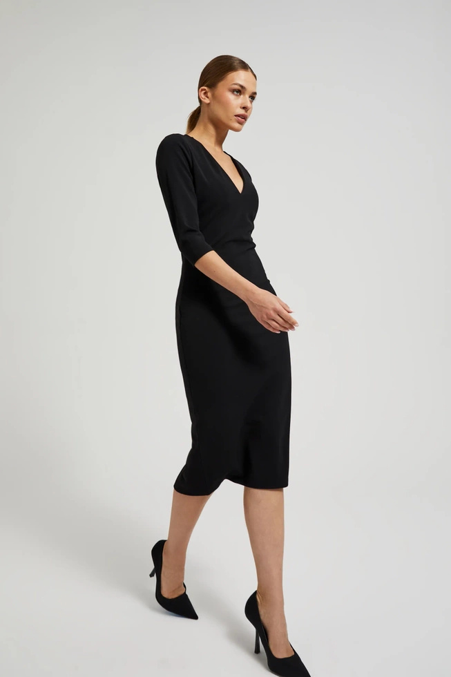 Gładka sukienka z dekoltem w serek czarna