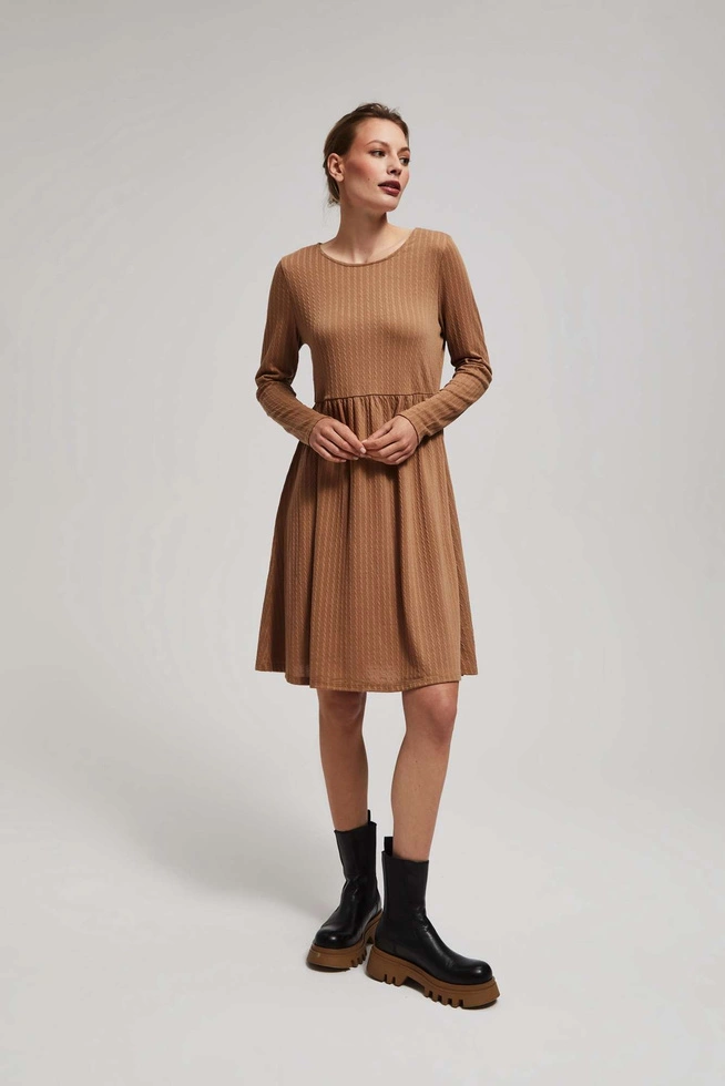 Sukienka z długimi rękawami i rozkloszowanym dołem ciemnobeżowa