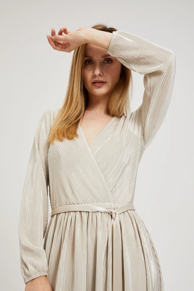Prążkowana sukienka z związaniem w talii beżowa
