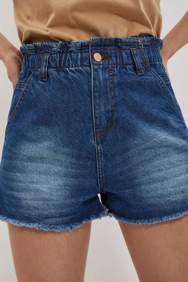 Szorty z postrzępioną nogawką