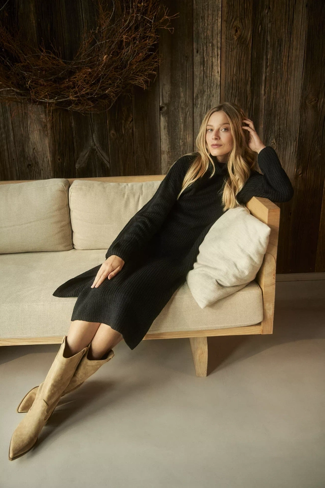 Swetrowa sukienka z golfem czarna