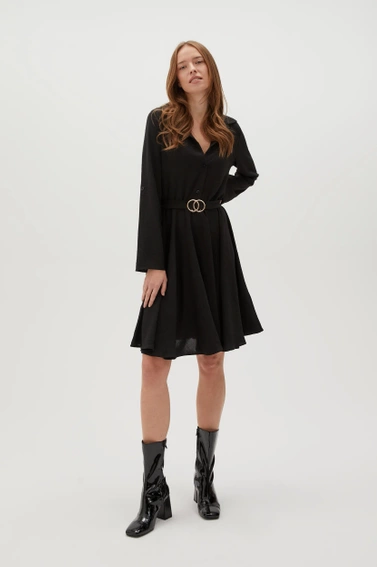 Koszulowa sukienka z eleganckim paskiem czarna