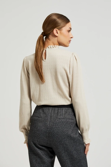 Bluzka z falbaną na dekolcie beżowa