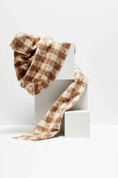 Szal w kratę beżowy