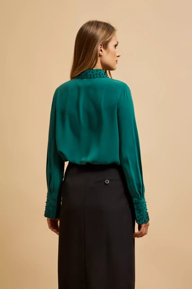 Koszula ozdobiona koralikami