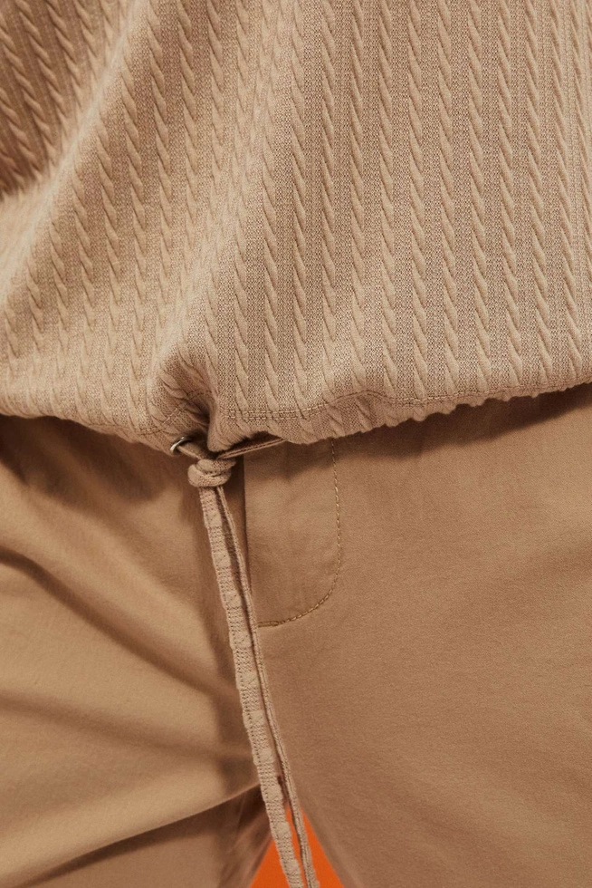 Bluzka ze strukturalnej tkaniny ciemnobeżowa